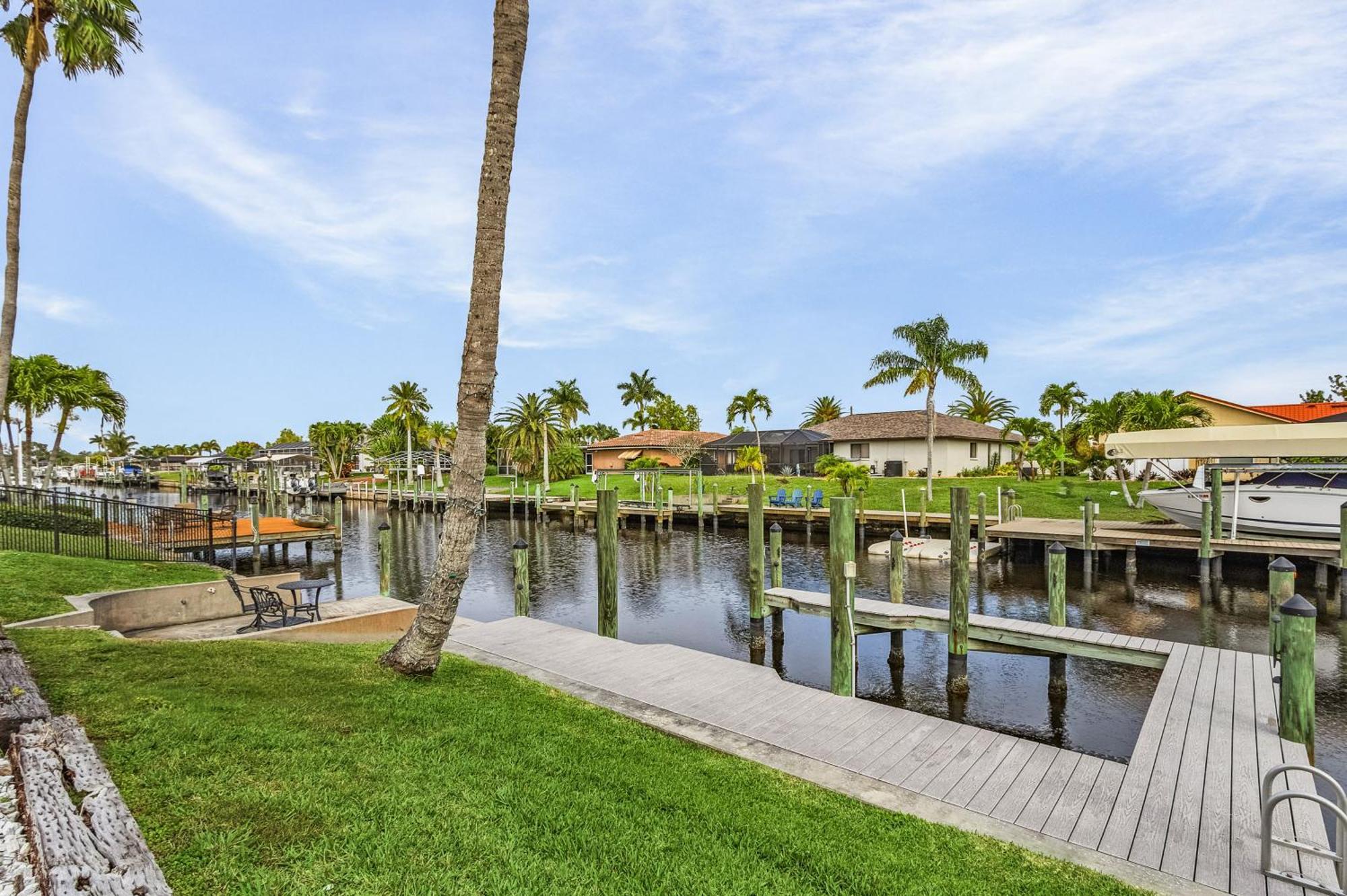 Canal-Front Oasis With Dock And Kayaks In Cape Coral! Bagian luar foto